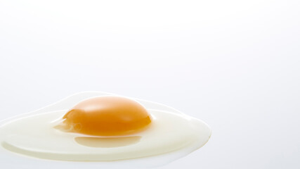 白い背景に置かれた鶏の卵