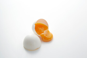 白い背景に置かれた鶏の卵