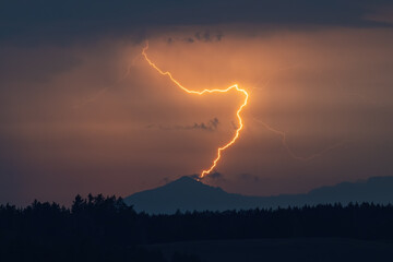 Blitzeinschlag in den Alpen – Dramatische Herbstaufnahme
