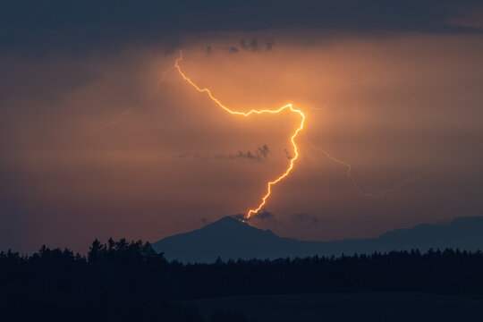 Blitzeinschlag in den Alpen &ndash; Dramatische Herbstaufnahme