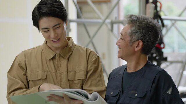 工事現場で働く作業員男性