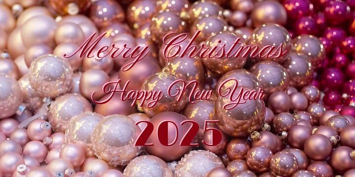 Życzenia Merry Christmas Happy New Year 2025 na tle r&oacute;żnokolorowych baniek choinkowych
