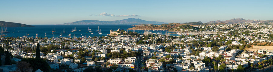 Panoramic view of the city of Bodrum. Overhead view of St. Peter's Castle and the marina. Bodrum is a large and famous resort town on the Aegean coast of Turkey. Mugla province, Türkiye 