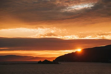 Fototapete Rund Golden hour over Norwegian fjord landscape © AlexGo