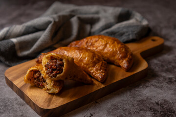 カッティングボードに載せられたミートパイ