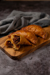 カッティングボードに載せられたミートパイ