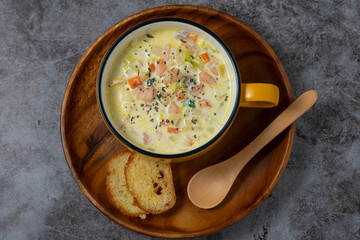 プレートに載せられたチャウダースープと木製スプーン