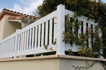 Clôture sur muret en PVC blanc 