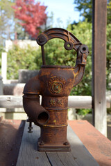 古井戸のポンプ