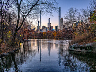 Obraz premium Central Park, New York City at the lake, late autumn
