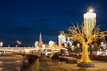 New Year's Moscow on a winter evening. New Year's installations on Moskvoretskaya embankment. Russia