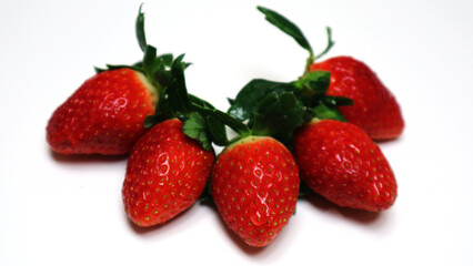 여러 개의 먹음직스러운 빨간 딸기