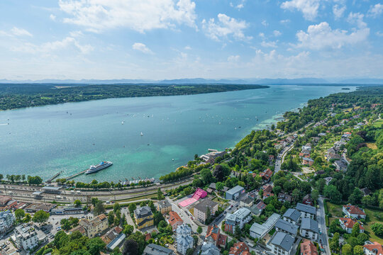 Ausblick auf Starnberg am Starnberger See an einem sonnigen Sommertag