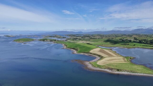 montagne Croagh Patrick en Irlande et Clew Bay pr&egrave;s de Westport