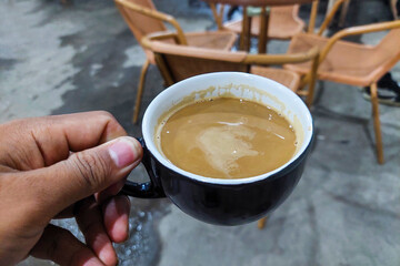 Hold the palm sugar coffee in the glass