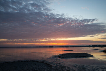 Markante Wolken mit rotes Sonnenlicht - aufgenommen an der Ostsee