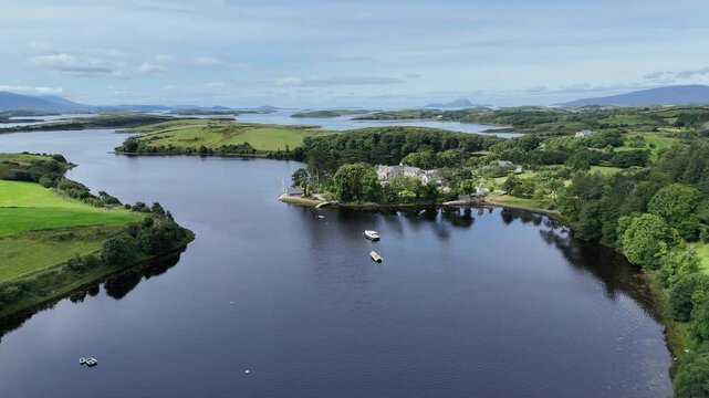 montagne Croagh Patrick en Irlande et Clew Bay pr&egrave;s de Westport