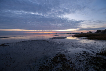Schöner Sonnenaufgang an der Ostsee mit toller Spiegelung