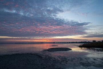 Schöner Sonnenaufgang an der Ostsee mit toller Spiegelung