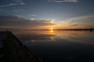 Schöner Sonnenaufgang an der Ostsee mit toller Spiegelung