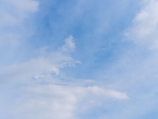 冬の薄雲が広がる空01