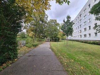 ein Wohngebiet in Berlin Johannisthal, mit atmosphärischem Himmel