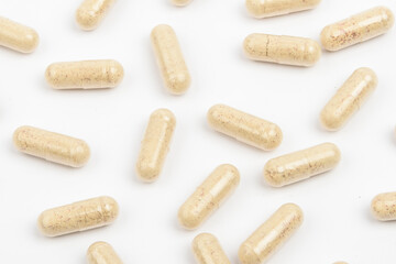 Suplementação alimentar, cápsulas em fundo branco