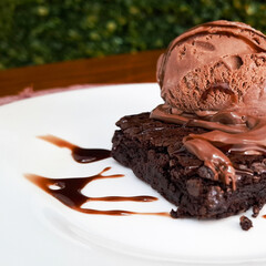 Brownie com Sorvete de Chocolate e Calda 
