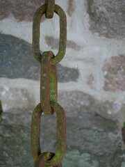 Obraz premium The wrought iron chains stand for the chains of war and the infinity of remembrance.