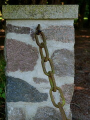 The wrought iron chains stand for the chains of war and the infinity of remembrance.