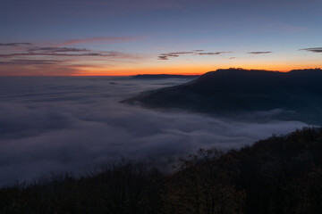 Nebelmeer mit Morgenröte - Schwäbische Alb. Breitenstein und Bossler zum sonnenaufgang.