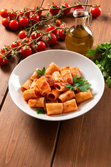 Mezze maniche al pomodoro, pasta italiana 