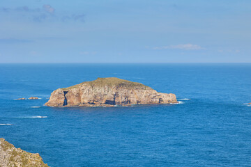 Obraz premium View of the Cantabrian Sea and the rocky steep island from the observation deck