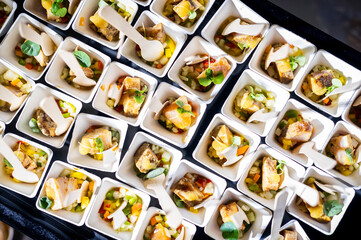 Plan rapproché d'un buffet de traiteur avec amuses bouche 