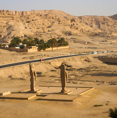 Ägypten  Kolosse von Memnon,Luxor von oben 