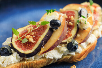 Croissant with figs, cream cheese and blueberries