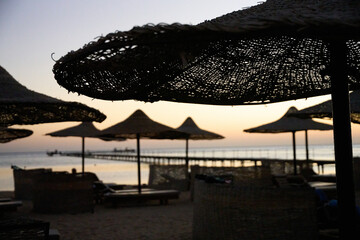 Ägypten, Sonnenaufgang & Sonnenschirm an der ägyptischen Red Sea Riviera südlich von El Quseir 