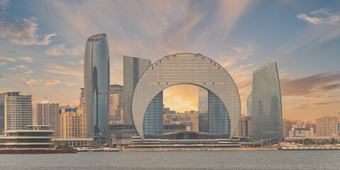 Obraz premium The Crescent Development Project features contemporary architecture, including the Crescent Hotel, set against a breathtaking sunset along the Caspian Sea coast in Baku, Azerbaijan