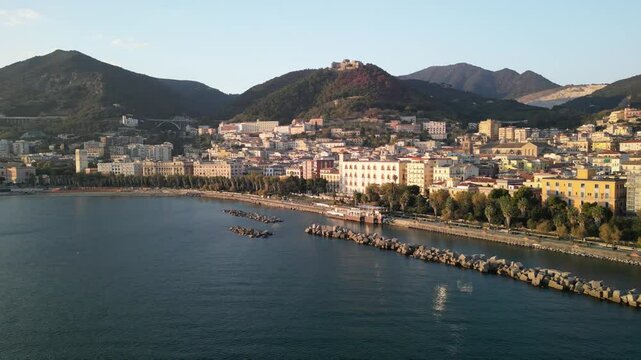 drone. vista su lungomare di Salerno, centro storico e castello Arechi