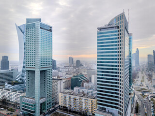 Warszawa, panorama miasta, widok na nowoczesne centrum miasta. Biurowce na tle zachmurzonego miasta. © hunter76