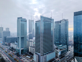 Warszawa, panorama miasta, widok na nowoczesne centrum miasta. Biurowce na tle zachmurzonego miasta. © hunter76