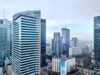 Warszawa, panorama miasta, widok na nowoczesne centrum miasta. Biurowce na tle zachmurzonego miasta.