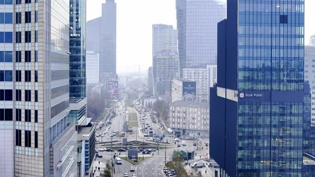 Warszawa, panorama miasta, widok na nowoczesne centrum miasta. Biurowce na tle zachmurzonego miasta.