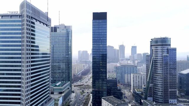 Warszawa, panorama miasta, widok na nowoczesne centrum miasta. Biurowce na tle zachmurzonego miasta.