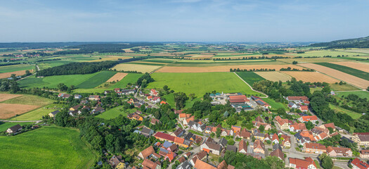 Die ländliche Gemeinde Röckingen am Hesselberg in Mittelfranken von oben