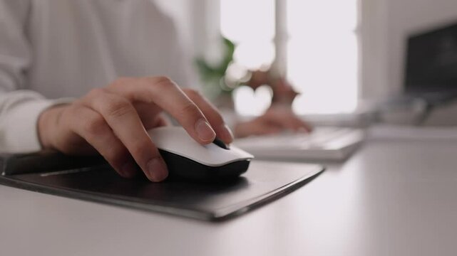 B&uuml;roarbeiter am Computer mit Maus