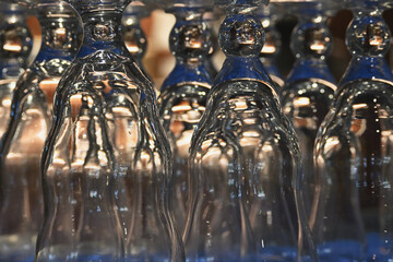 照明が当たりカラフルなビールグラス