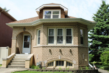 Fototapeta premium Chicago-style bungalow with alternating bricks in summer