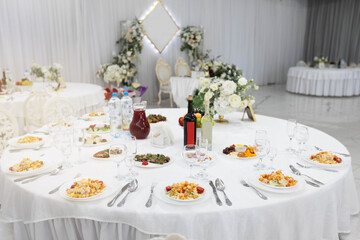 set table at a banquet in a restaurant	
