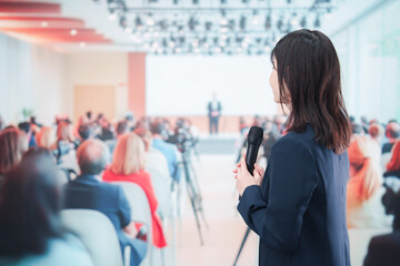 記者会見で質問をする女性の記者